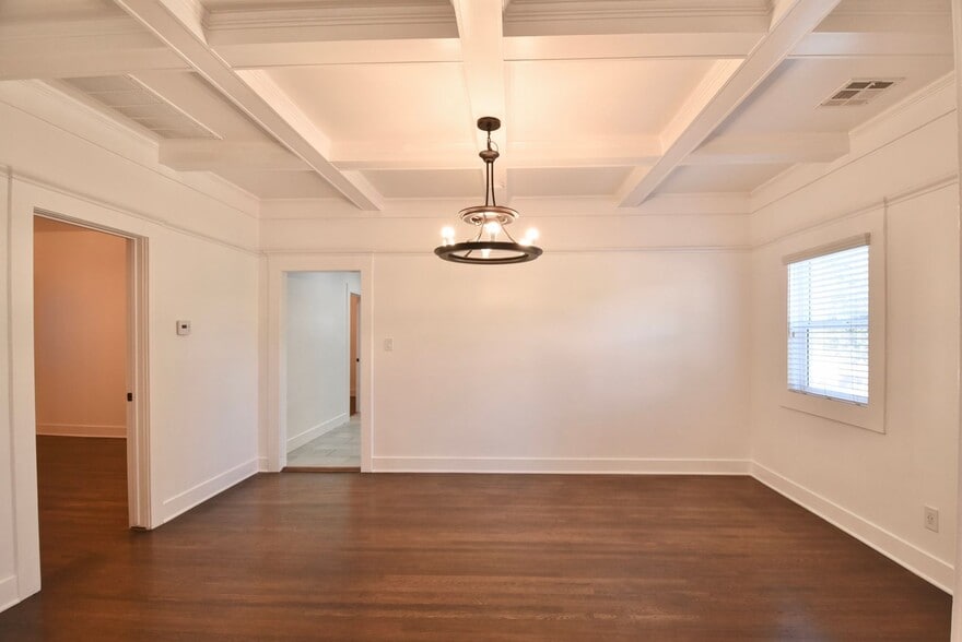 Building Photo - 2214 Elsinore St