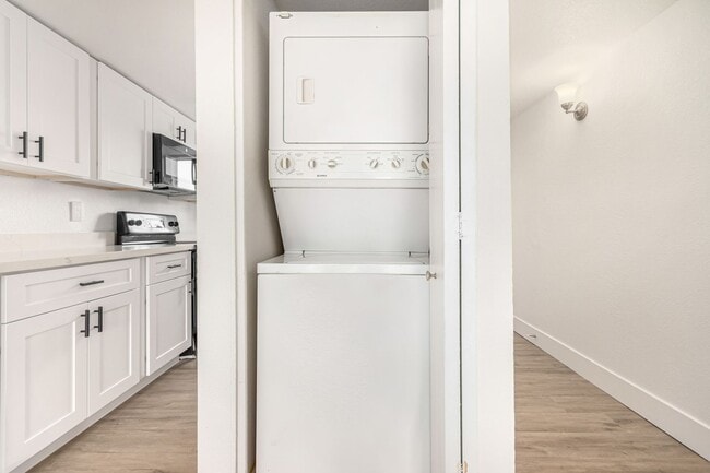 Building Photo - Updated 2-Bedroom COZY Condo Just Minutes ...