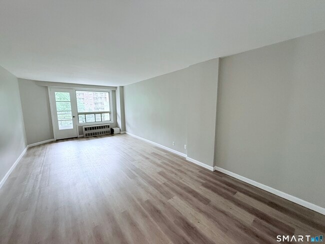 Building Photo - 71 Strawberry Hill Ave