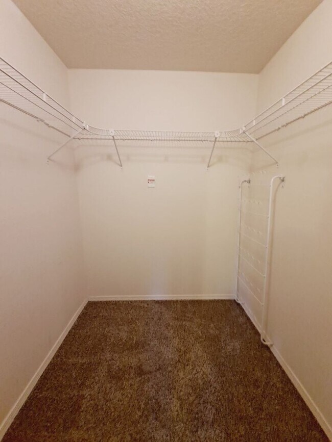 Building Photo - MOVE IN SPECIAL! 1/2 off 2nd months rent! Cute 3 bed, 2 bath home in Huning Ranch