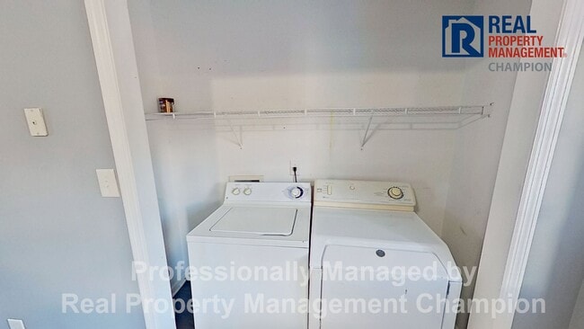 Building Photo - Charming 2BD/2 BA End Unit Townhouse w/Fireplace and Fenced Backyard