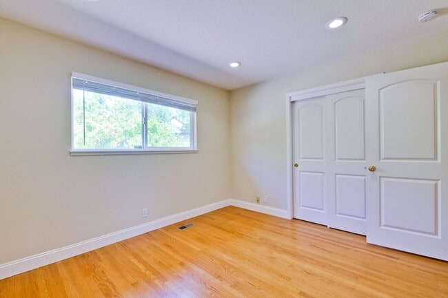 Building Photo - Spacious Home l Massive 12,525 Sq Ft Lot l...