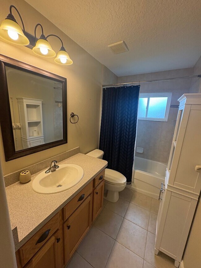 Building Photo - Grand Island 3/2 w/ Enclosed Backyard & Patio