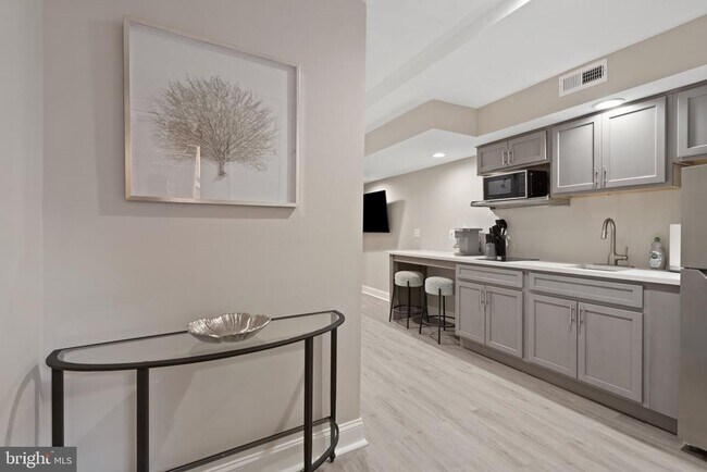 Building Photo - 2219 E Chase St