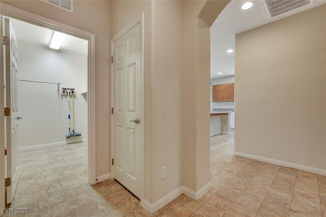 Building Photo - 484 Punto Vallata Dr