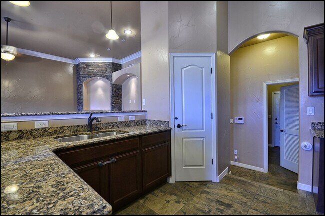 Building Photo - Fantastic home