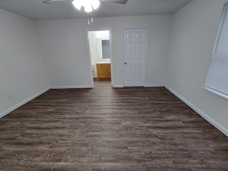 Building Photo - 15143 Deer Creek Dr