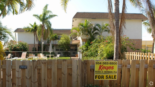 Building Photo - 100 NE 9 St Pompano Beach, FL 33060
