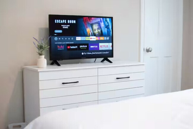 Building Photo - 7046 Greenleaf Ave