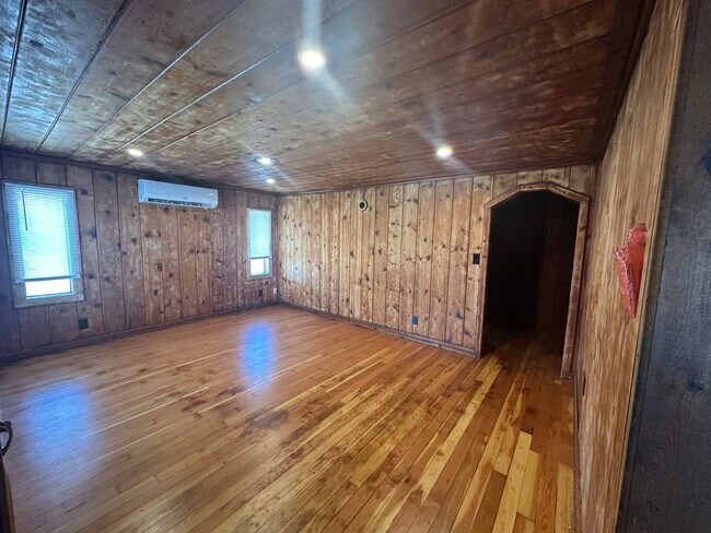 Building Photo - Large 2 bedroom home on dead end street