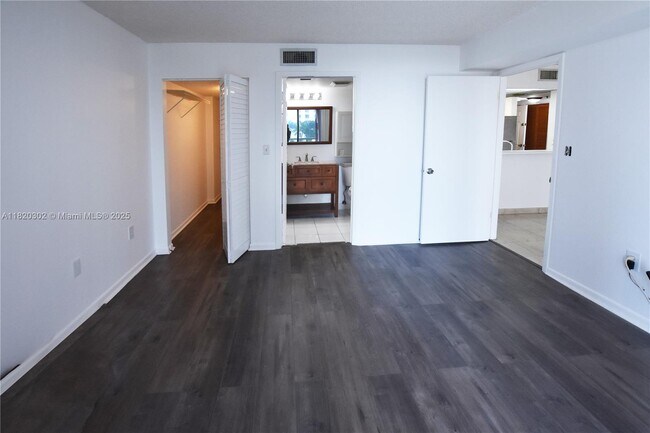 Building Photo - 540 Brickell Key Dr
