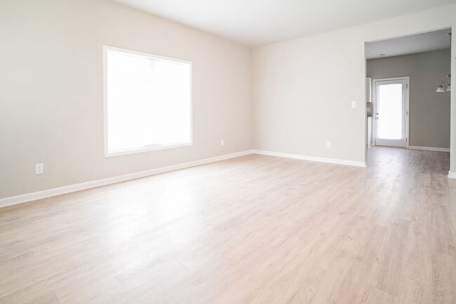 Building Photo - 2 Bedroom/2.5 Bath- Townhome in Smithfield!