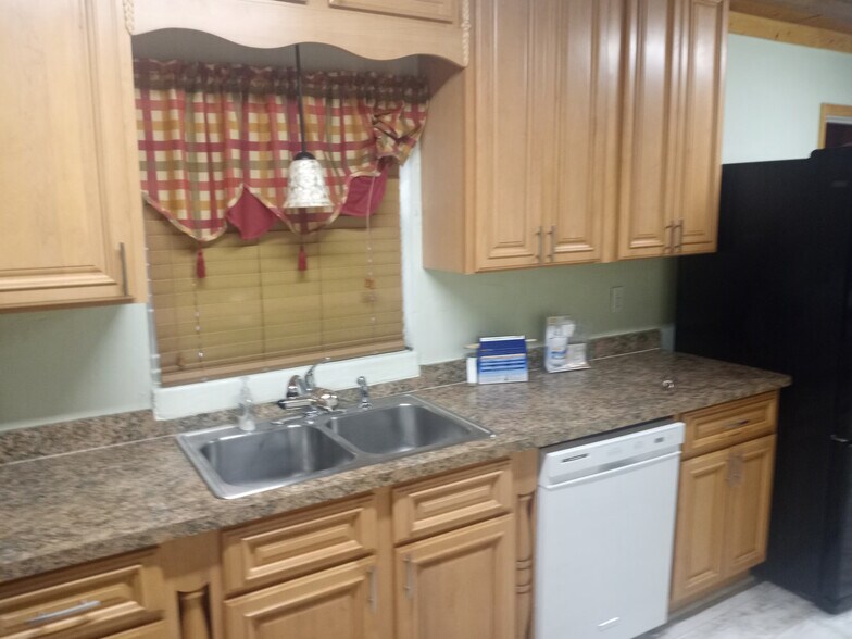 Building Photo - 320 E Oak St