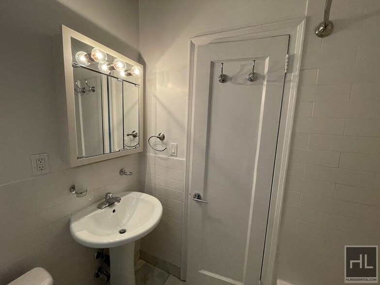 Building Photo - E 81st St