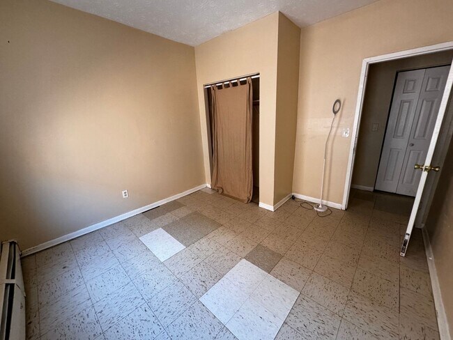 Building Photo - 4 Bedrooms 2 Bath Apartment with Heat and ...
