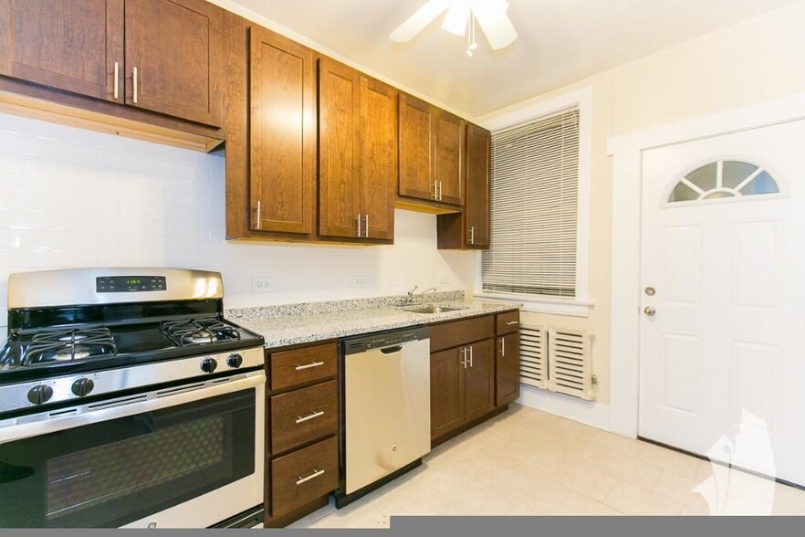 Building Photo - 1607 W Berteau Ave