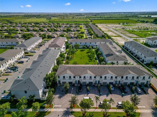 Building Photo - 757 SW 11th St