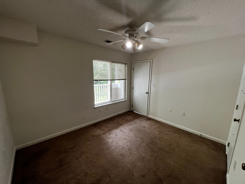 Building Photo - Room in Condo on Crab Orchard Dr