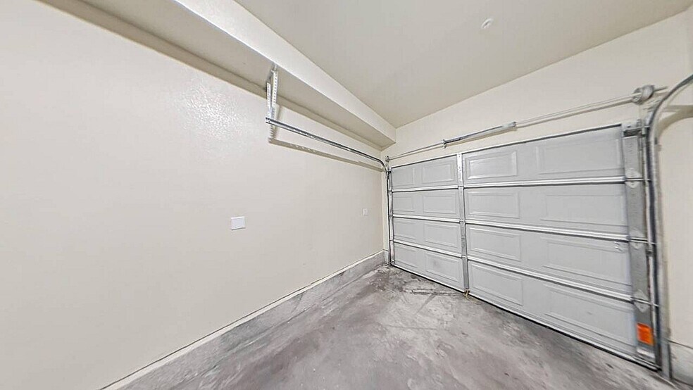 Building Photo - 630 1/2 W 79th St