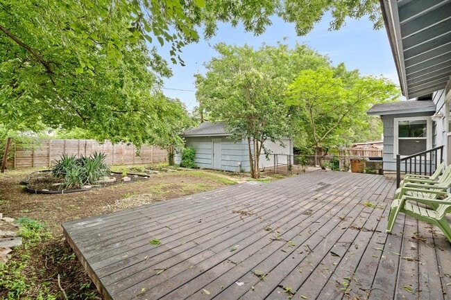 Building Photo - 1422 Yorkshire Dr
