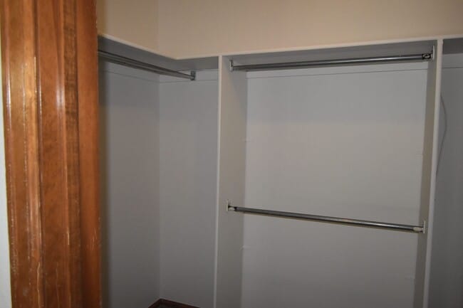 Building Photo - GREAT 3 BEDROOM/2 BATHROOM TOWNHOME WITH NEW PAINT & FLOORING. AVAILABLE 5/23.