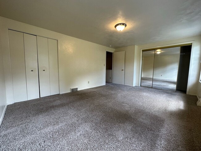 Building Photo - 438 Mower Dr