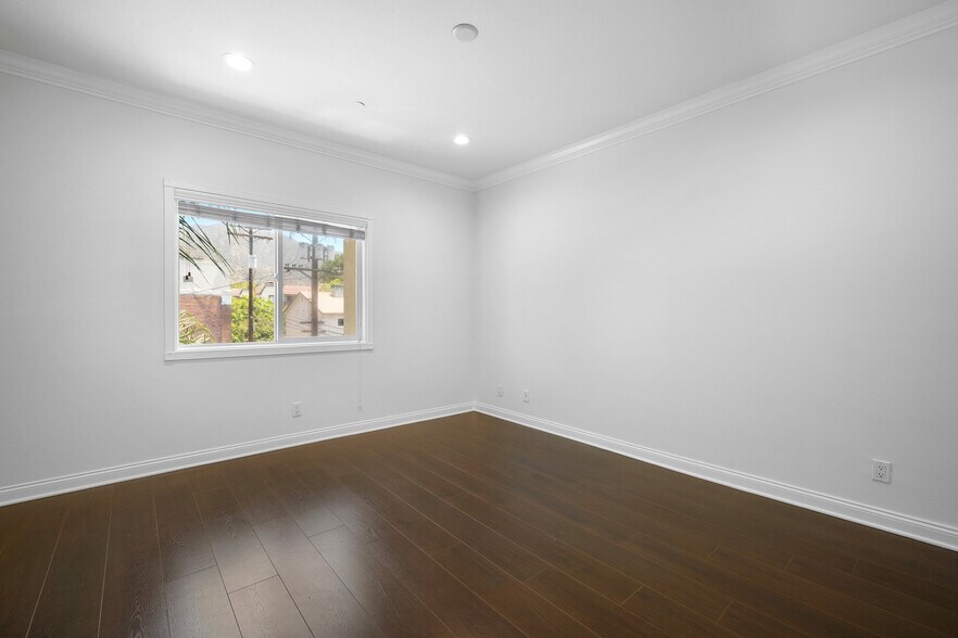 Building Photo - 540 E Angeleno Ave