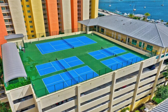 Building Photo - 2640 Lake Shore Dr