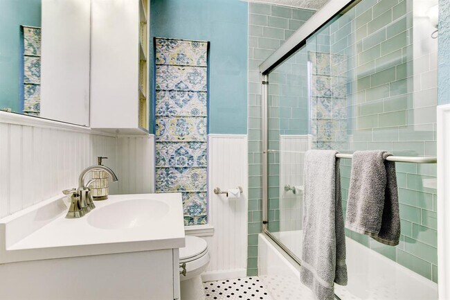 Building Photo - 4018 Blue Bonnet Blvd