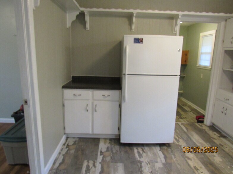 Building Photo - 2215 Macy Ave