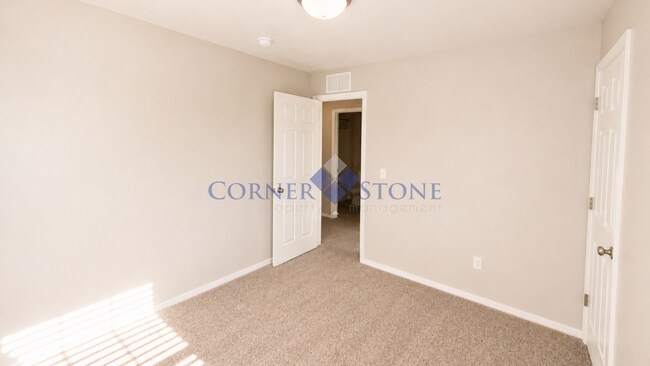 Building Photo - Great home in central location!