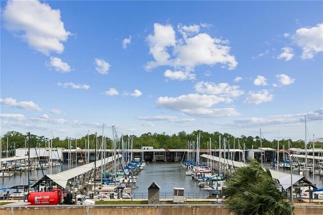 Building Photo - 300 Lake Marina Ave