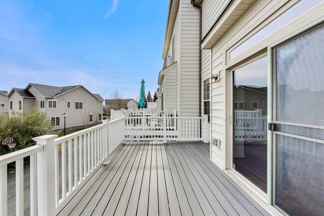 Building Photo - Beautiful Garage Townhouse in Poplar Run - Minutes to Glenmont METRO & I-200!