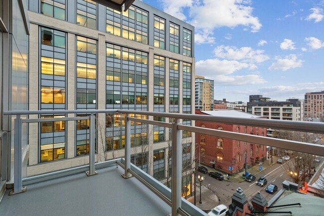 Building Photo - Exquisite 1BD/1.5BTH Condo Unit in the Pea...