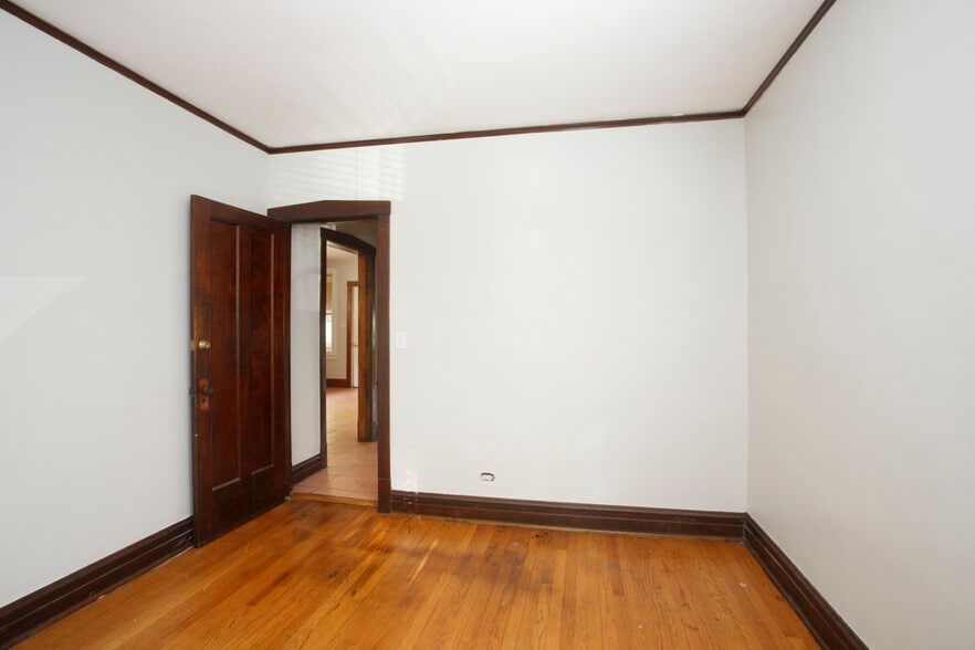 Building Photo - 2152 W Webster Ave