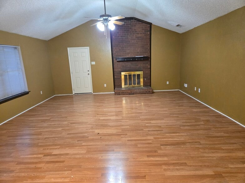 Building Photo - 313 Bryant Ln