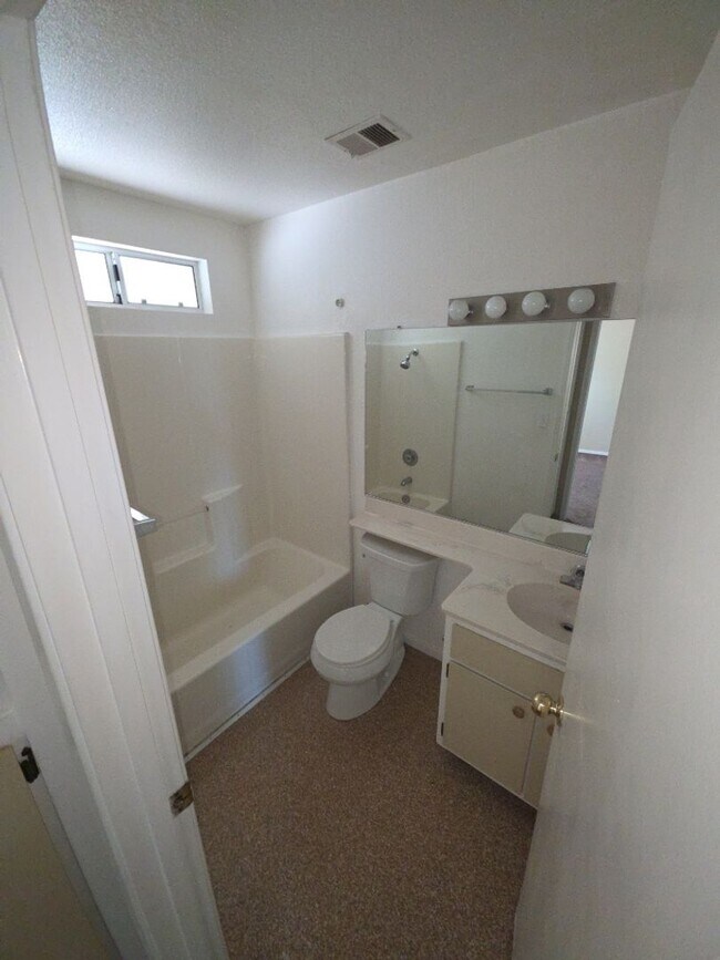 Building Photo - 6627 Blue Heron Dr