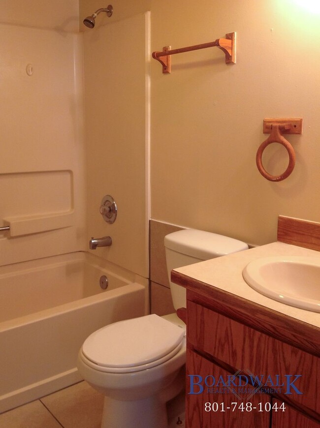 Building Photo - Exceptional Pet Friendly 5 Bedroom Home in...