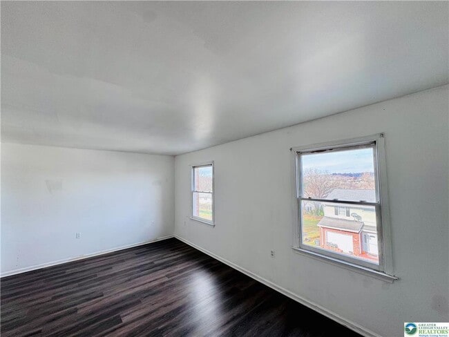 Building Photo - 235 Vista Dr