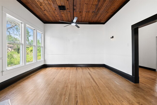 Building Photo - 327 S Robb St