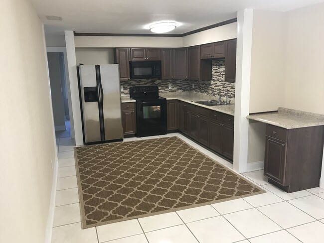 Building Photo - 5 Bedroom Home Close to Downtown