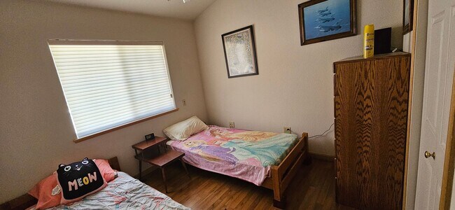 Building Photo - Large furnished mountain home walking distance to the river --- Available October 1