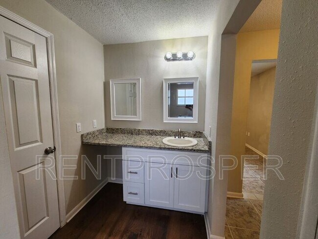 Building Photo - 360 Vincent Dr
