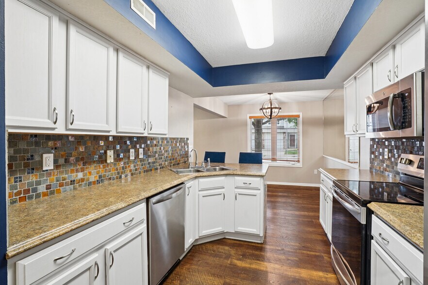 Building Photo - 2100 Meadow Chase Ln