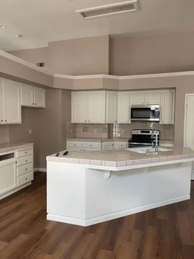 Building Photo - Hot Rental Alert! Gorgeous North Fresno Home!