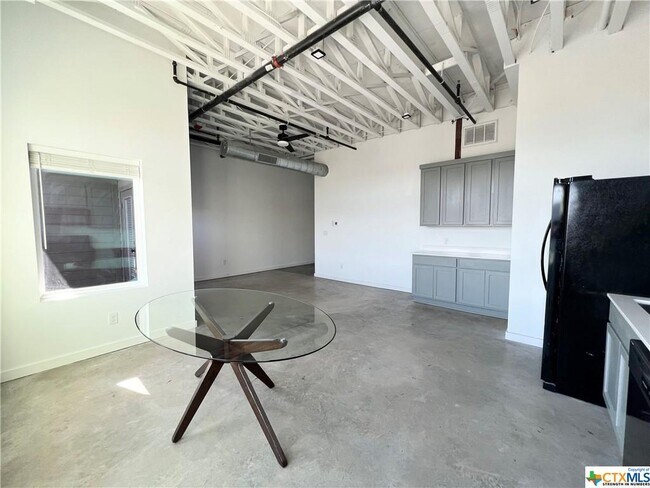 Building Photo - 301 N LBJ Dr