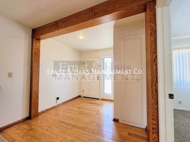 Building Photo - 2755 E Hill St