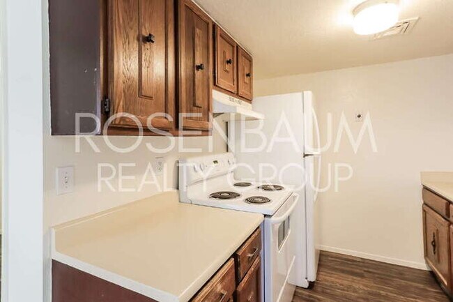 Building Photo - 2625 N Alvernon Way