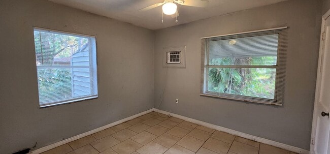 Building Photo - 2/1 St Pete Single Family Home !