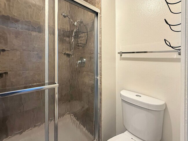 Building Photo - $0 DEPOSIT OPTION. SPACIOUS 4-BEDROOM CENT...